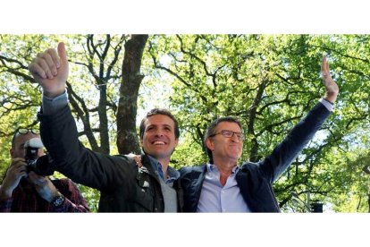 Pablo Casado y Alberto Núñez Feijóo, ayer en un acto político celebrado en el municipio coruñés de O Pino. XOÁN REY