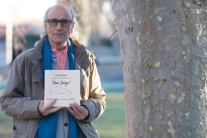 El arquitecto Francisco Alonso Alonso con el calendario San Jorge 2022. MARCIANO PÉREZ