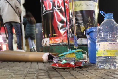 La cola y las escobillas ya están preparadas para la gran pegada de carteles en León. RAMIRO