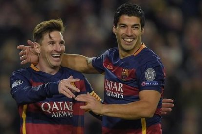 Leo Messi y Luis Suárez celebran un tanto durante el partido entre el FC Barcelona y el Roma.