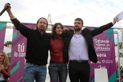 Pablo Iglesias con Isabel Serra. FERNANDO ALVARADO