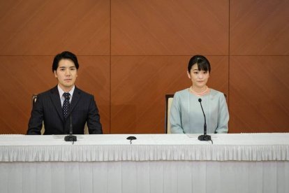 Kei Komuro y la princesa Mako, durante su rueda de prensa tras casarse. NICOLAS DATICHE / POOL