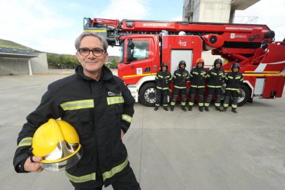 José Manuel Valcárcel posó ayer con el turno de guardia del día de la Encina. L DE LA MATA