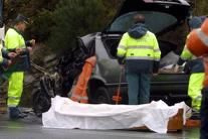 El choque del turismo y el camión tuvo lugar ayer en la N-634, en la localidad lucense de Begonte