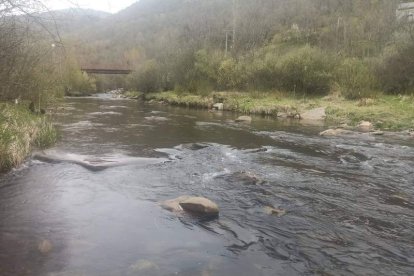 Lugar donde está proyectado habilitar esta zona de ocio en Villaseca de Laciana. DL