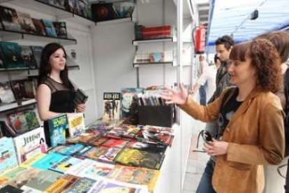 La edil de Cultura, Susana Téllez, conversa con una librera tras la inauguración de la feria.