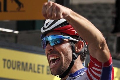 Thibaut Pinot celebra la victoria en el Tourmalet.