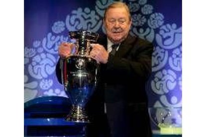 El presidente de la Uefa, Johansson, con el nuevo trofeo de la Eurocopa