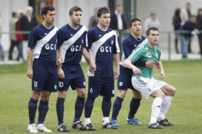 Víctor, de verde, es uno de los habituales en el once titular.