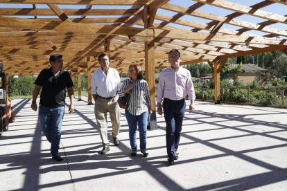 Los concejales García-Prieto, Salguero y Baza visitaron ayer las obra de la futura plaza. RAMIRO