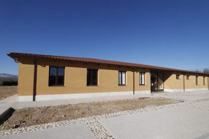 Vista exterior del Centro Artesanal Maragato, dependiente del Ayuntamiento de Santa Colomba de Somoza. RAMIRO