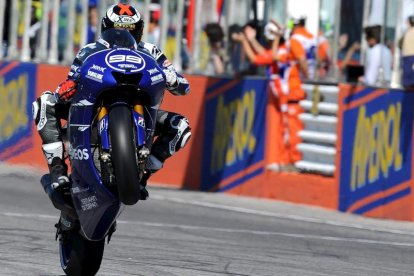 Jorge Lorenzo celebra con un ‘caballito’ en la misma línea de meta su importante triunfo en el circuito de Misano-Simoncelli.