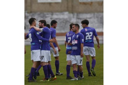 Los jugadores bañezanos celebran la victoria. FERNANDO OTERO