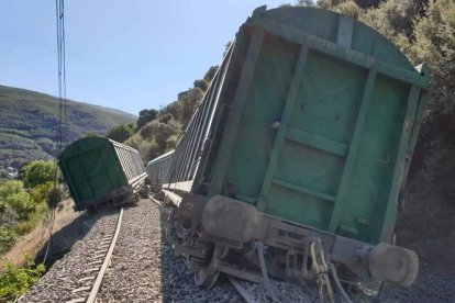 Estado en el que quedaron los vagones más afectados por el descarrilamiento del mercancías en Carballeda de Valdeorras. DL