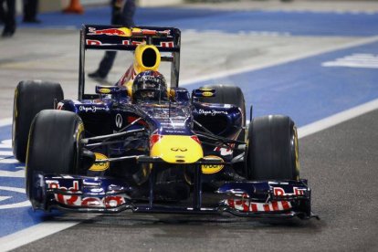 El alemán de la escudería Red Bull de Fórmula Uno, Sebastian Vettel, pilota su monoplaza durante la sesión clasificatoria del Gran Premio de Abu Dabi.