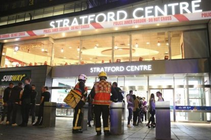 Servicios de emergencia en el centro comercial de Stratford, este sábado.