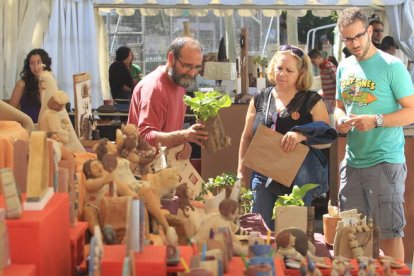 Riesco y Queipo, con algunos de los artistas de la feria.