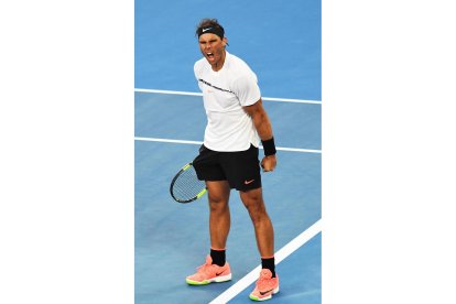 Rafael Nadal celebra su triunfo ante Alexander Zverev que le abre la puerta a los octavos de final.