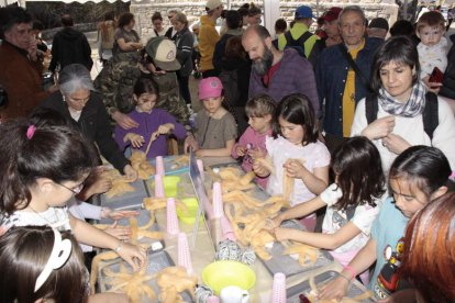 Los niños sintiendo la textura de la lana. CAMPOS