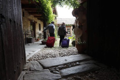 Llegada de viajeros a un establecimiento rural de Maragatería. JESÚS F. SALVADORES / ARCHIVO