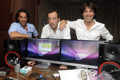 Los hermanos Quijano en el estudio de grabación en el que han producido su nuevo cedé.