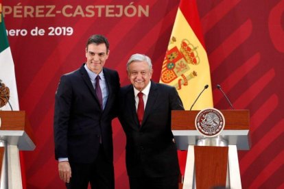 El presidente del Gobierno espanol Pedro Sanchez y el presidente de Mexico Andres Manuel Lopez Obrador.