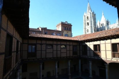 Sede del Obispado de León, frente a la Catedral. DL