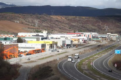 La conexión directa con la A-6 del Polígono Industrial del Bierzo Alto es uno de sus pros. ana f. barredo