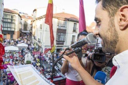 Viti, en el transcurso del pregón de las fiestas de San Juan y San Pedro. F. OTERO PERANDONES