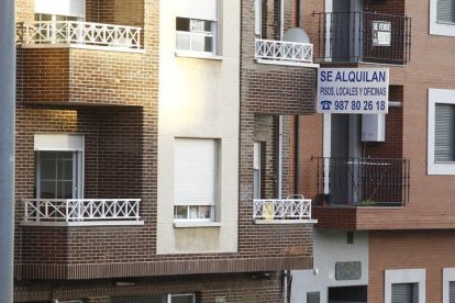 cartel de alquiler de inmuebles en una calle de León.