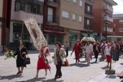 Los vecinos protagonizaron la tradicional ofrenda floral a la patrona de La Robla