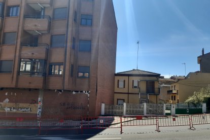 Imagen del edificio en el que ha aparecido una grieta. SAN ANDRÉS