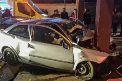 La conductora de San Feliz resultó herida grave. BOMBEROS DE LEÓN