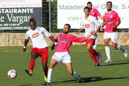 El culturalista Raúl Torres trata de llegar a un balón frente al jugador local Míchel en un lance del encuentro disputado frente al Santa Marta en el terreno de juego charro.