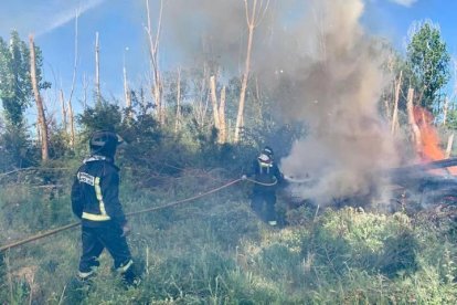 Efectivos de los bomberos de León durante las tareas de extinción