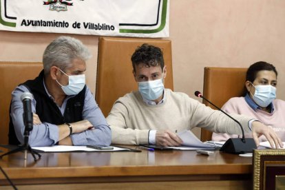 Mario Rivas, en el centro, en un momento del Pleno ordinario de ayer en Villablino. MARCIANO PÉREZ