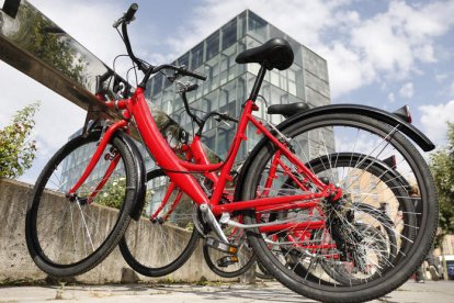 Imagen de una de las últimas bancadas de préstamo de bicicletas, junto al Ente Regional de la Energía, en Eras. FERNANDO OTERO