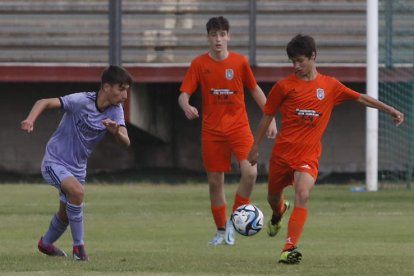 El Madrid goleó a la Selección de León en el primer partido del Torneo Ciudad de León. FERNANDO OTERO