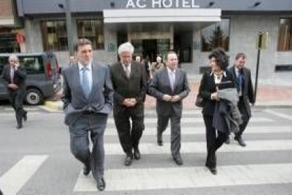 Miguel Alejo, Joan Clos, Saavedra y Mercedes Cabrera, a la salida del hotel, camino de la Uned