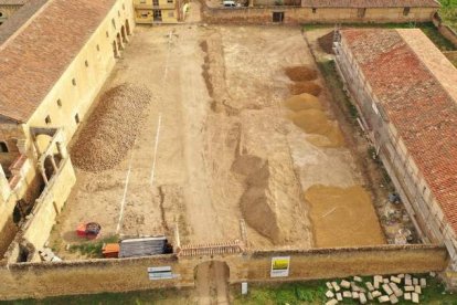 Vista aérea donde se aprecia la restauración de la fachada de la panera y la renovación del empedrado del patio. DL