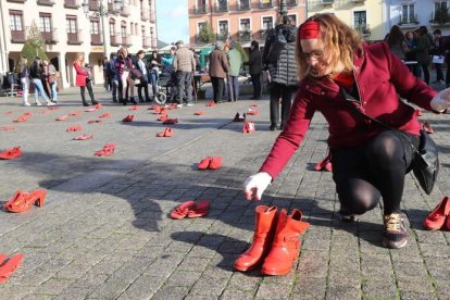 Los zapatos teñidos de rojo ocuparon la plaza del Ayuntamiento de Ponferrada durante la mañana.