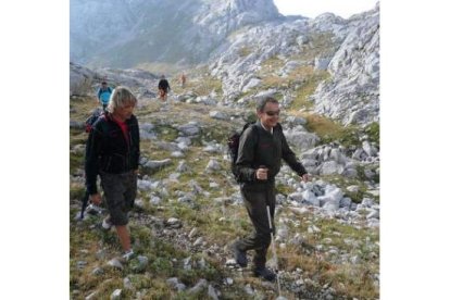 Zapatero asciende al Collado Jermoso, en Picos de Europa, acompañado de Jesús Calleja.