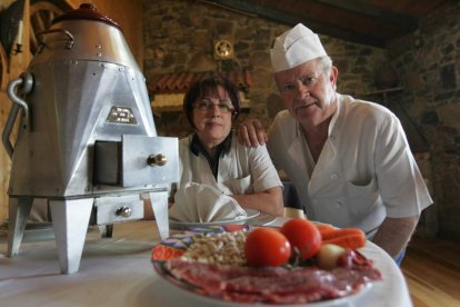 María Lucía y Ángel junto con la tradicional y casi desaparecida olla ferroviaria que ellos han recuperado y donde preparan su plato estrella.