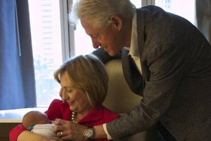 Hillary y Bill Clinton, con su nieto.