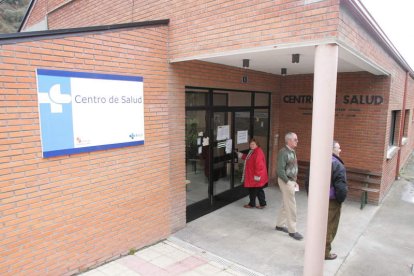 En la imagen de archivo entrada al centro de salud de Puente de Domingo Flórez. L. DE LA MATA