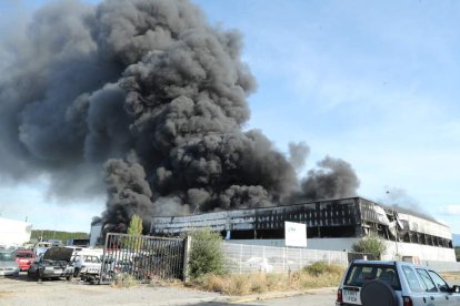 Imagen del incendio, que provocó una densa nube negra de humo que se pudo ver desde toda Ponferrada. L. DE LA MATA