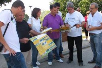 José Luis Prada (derecha), ayer junto al alcalde de Congosto y miembros de el Zofreral.