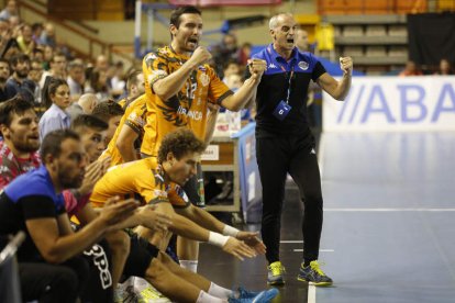 Guijosa celebra una acción del Ademar en el Palacio. FERNANDO OTERO