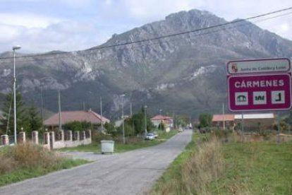 Imagen de la entrada principal al municipio de Cármenes.