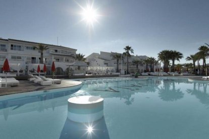 Un hotel con piscina en Ibiza.